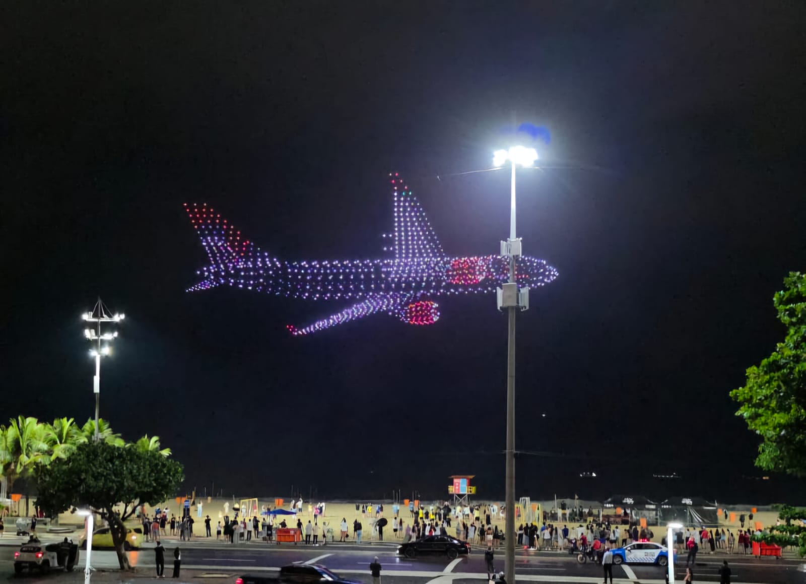 GOL anuncia novos voos internacionais com show de  drones em Copacabana