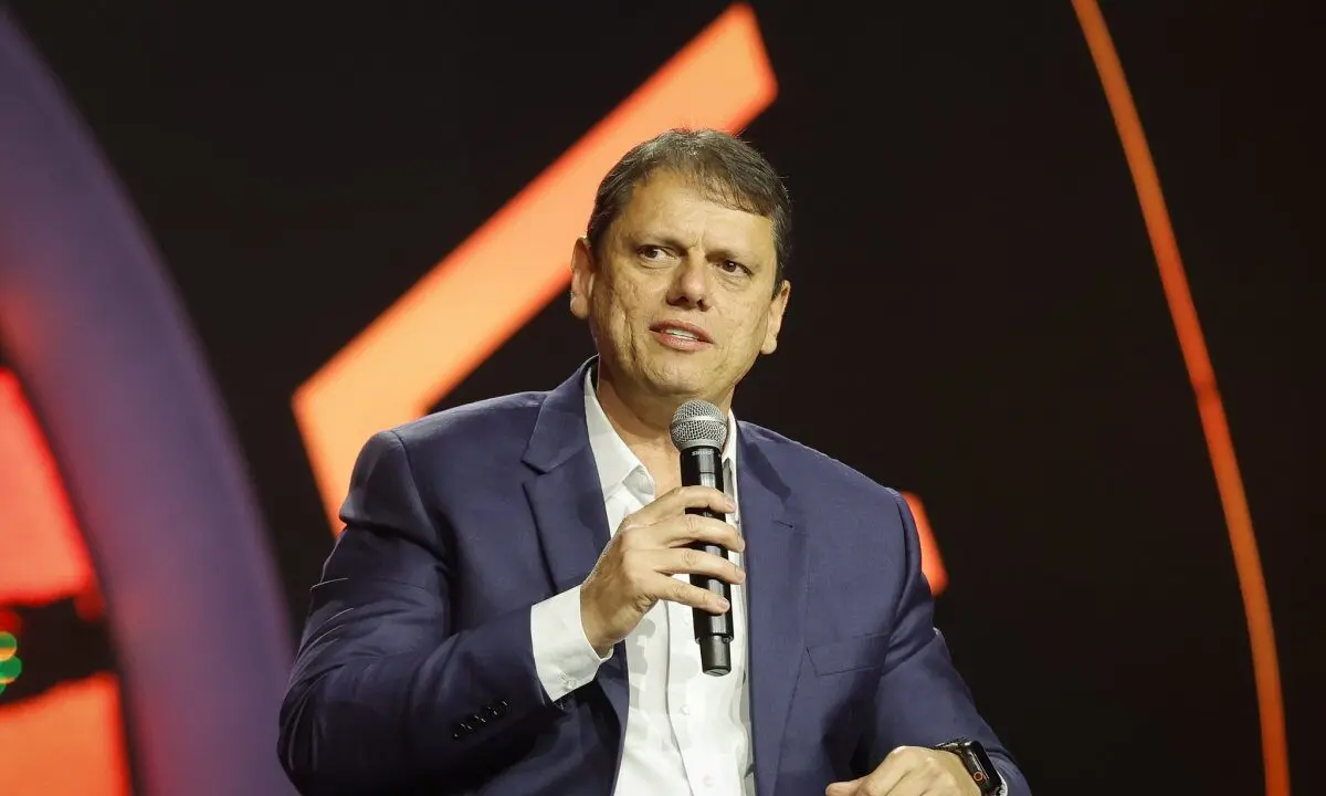 Tarcisio sanciona lei que obriga execução do hino nacional nas escolas