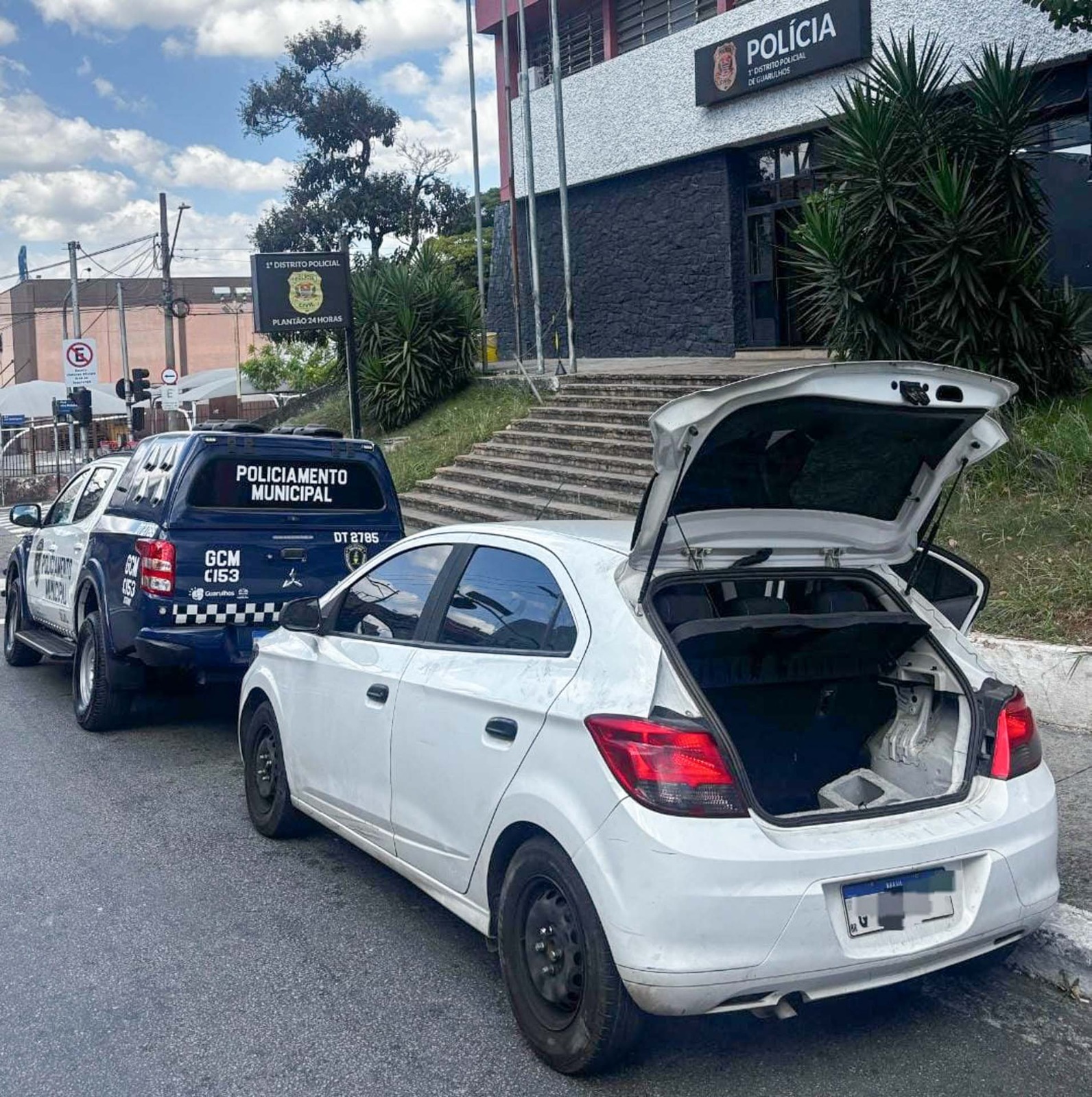 GCM detém traficante com 1,5 kg de drogas e recupera veículos roubados