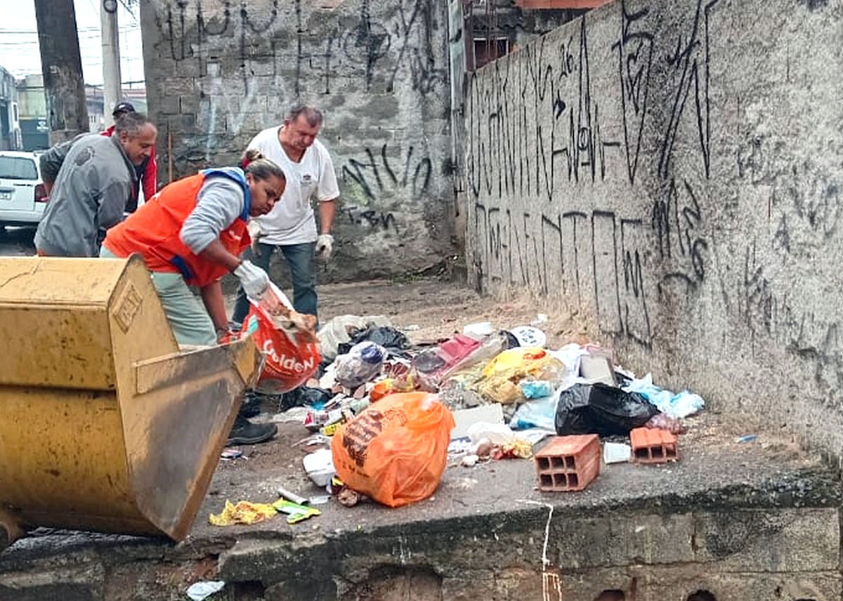 governo local retira descarte irregular de ruas das regiões do Taboão e do Cocaia