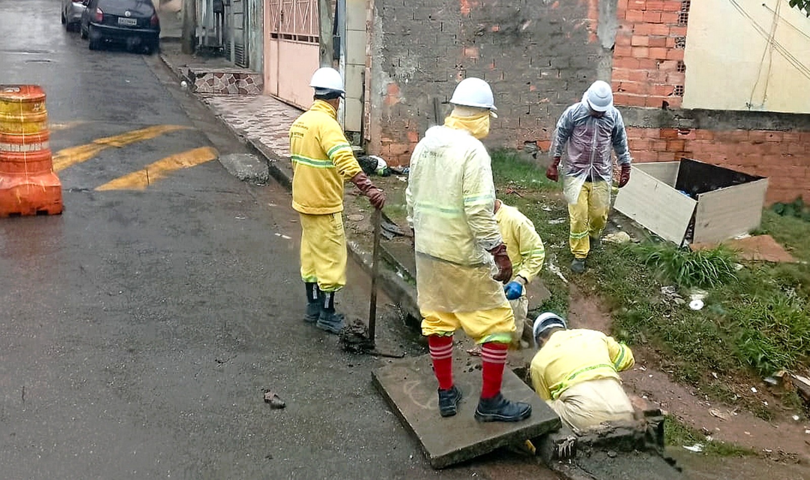 Poder Executivo realiza limpeza de bocas de lobo em bairros da cidade