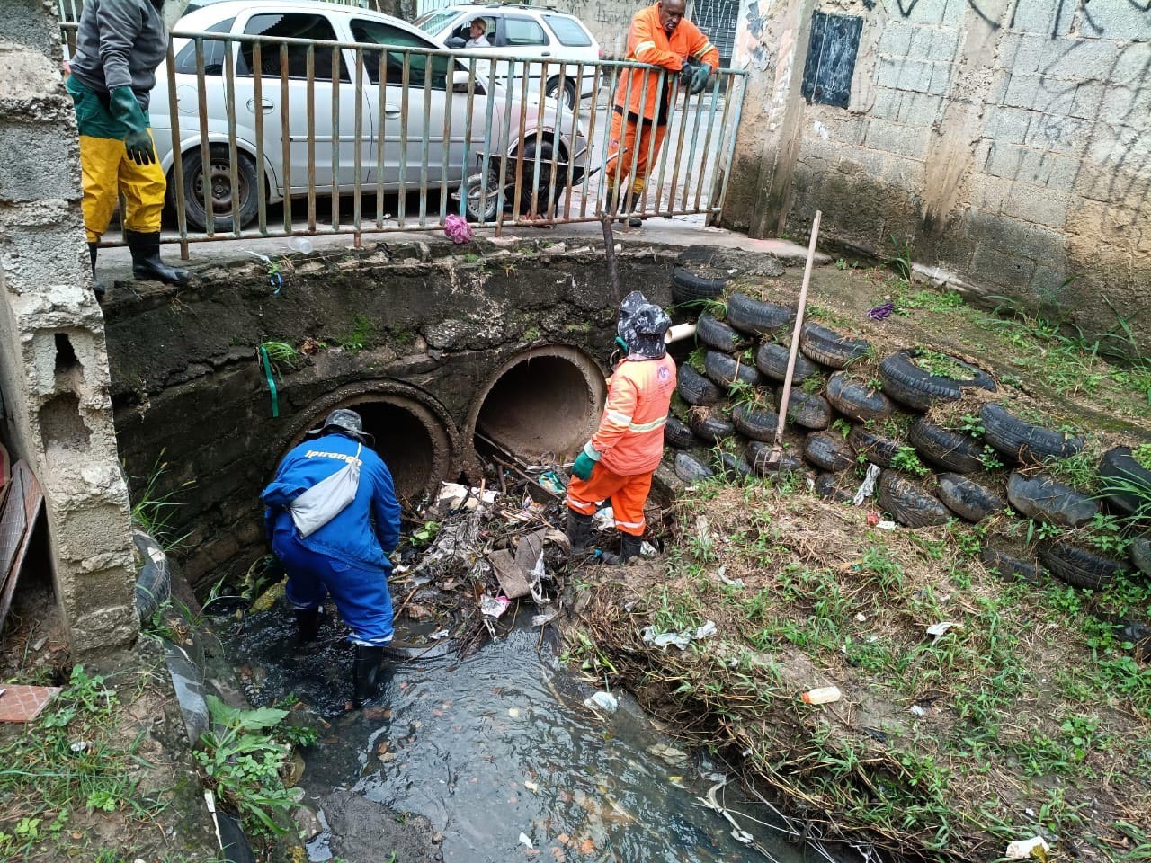 Prefeitura realiza limpeza de travessias de córregos na região do Taboão