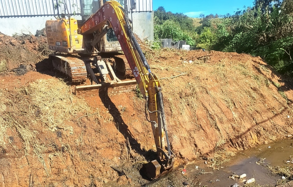 governo local promove desassoreamento de córrego e limpeza de vala de drenagem