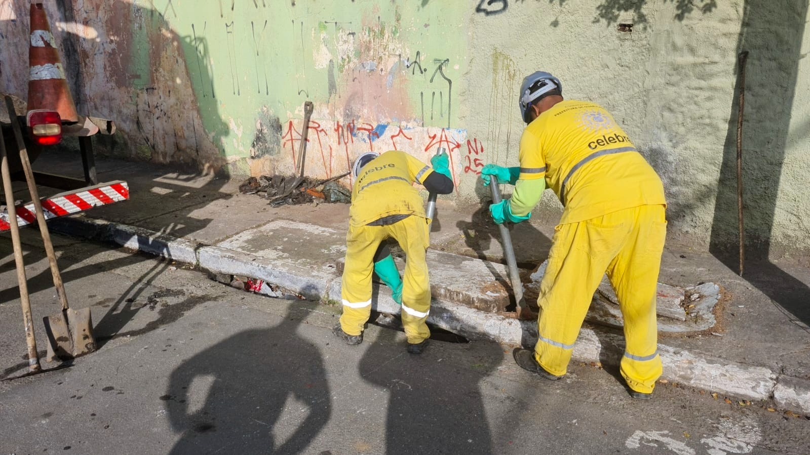 administração municipal realização a desobstrução de boca de lobo em rua do Jardim Presidente Dutra