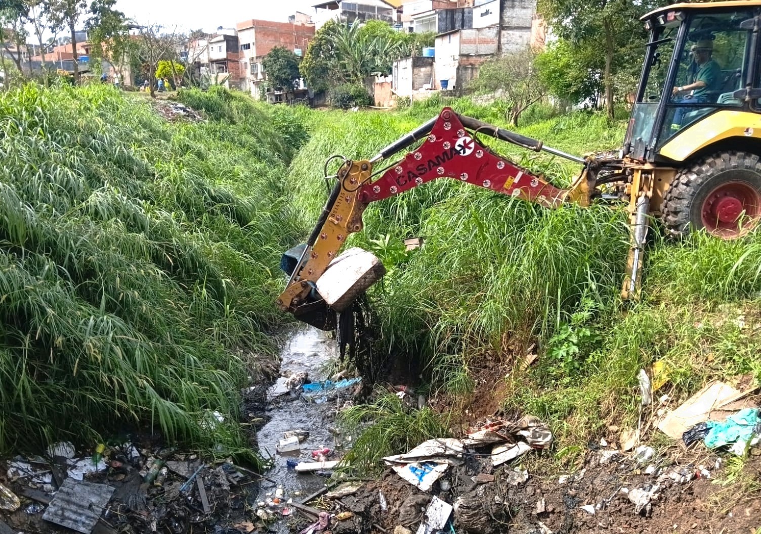 Poder Executivo reforça limpeza de travessias de córregos após fortes chuvas