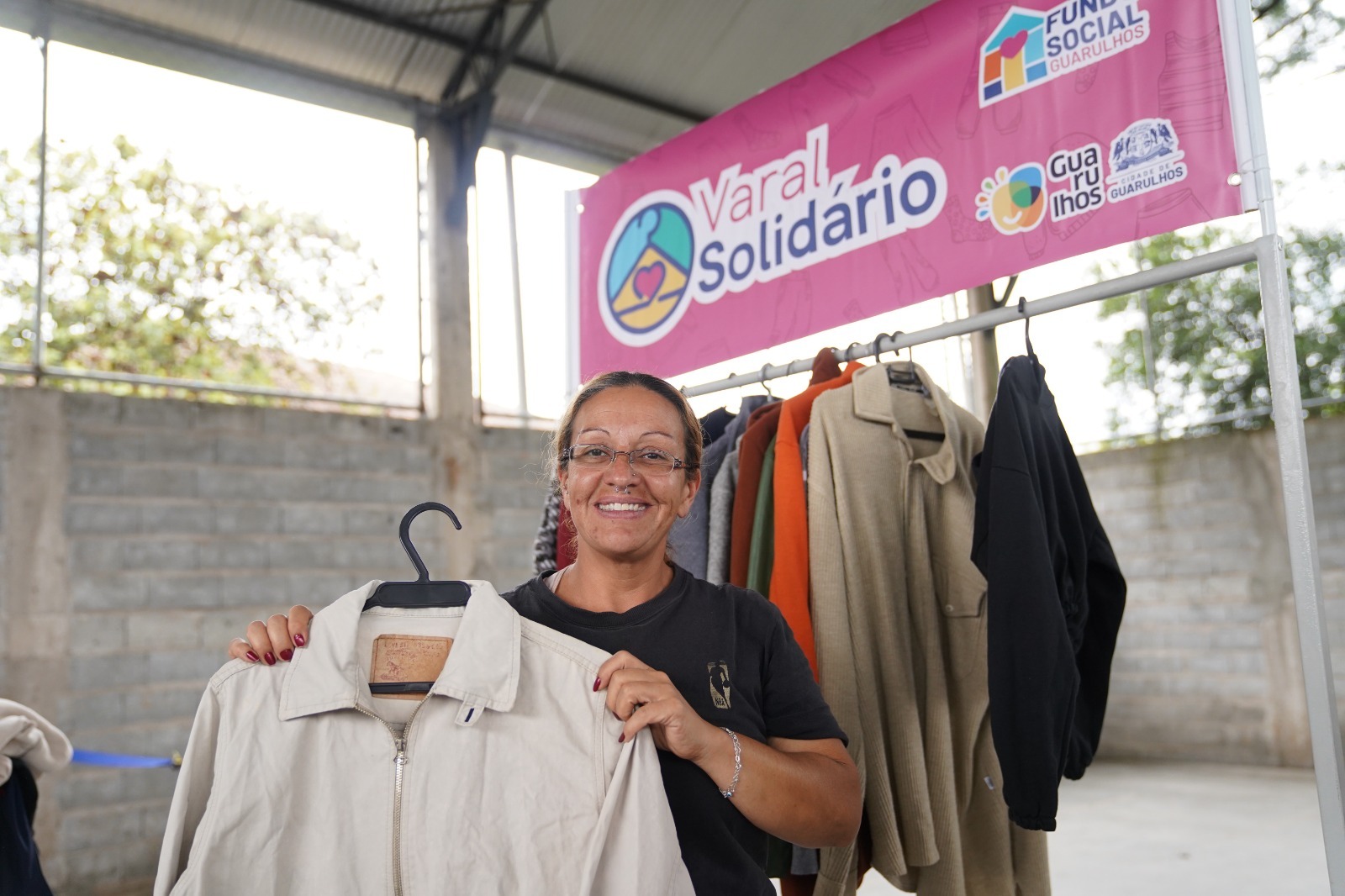 governo local entrega 1,6 mil peças de roupas em ação no Cidade Seródio