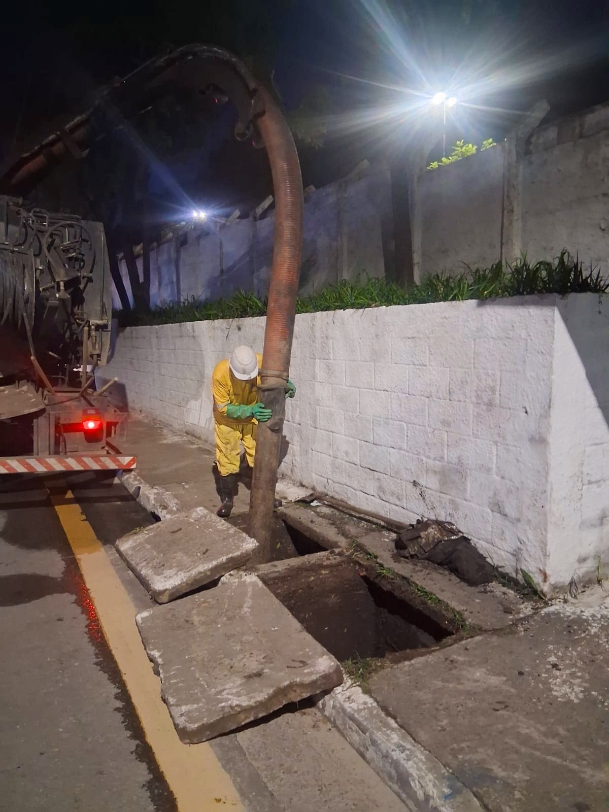 Bocas de lobo obstruídas são limpas pela administração municipal na Vila Rio e Parque Continental